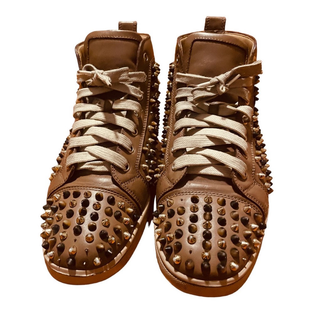 ChristianLouboutin leather sneaker w|SilvertoneSpike
Lace-up vamp Rubber outsole
